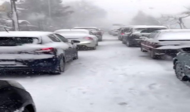 İzmir'de ulaşıma kar engeli... Onlarca vatandaş araçlarında mahsur kaldı